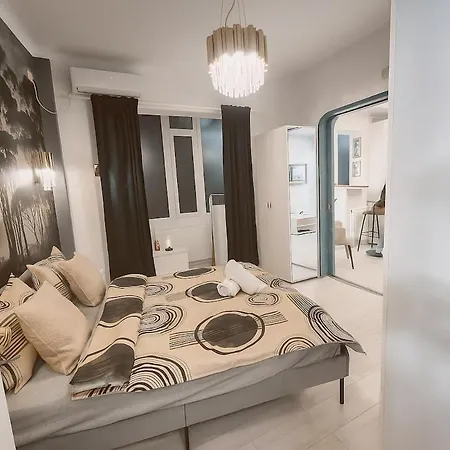 Golden Glow - Elegant Retreat In 아파트 *