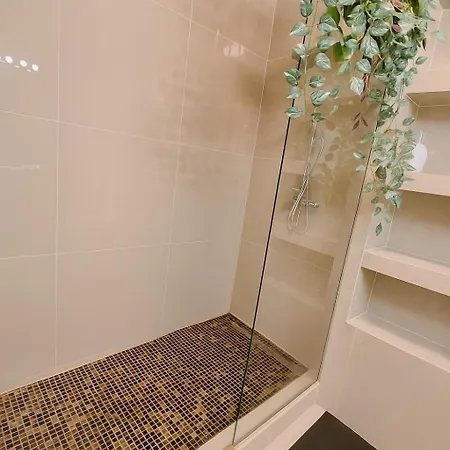 Golden Glow - Elegant Retreat In Apartment *