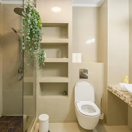 Golden Glow - Elegant Retreat In