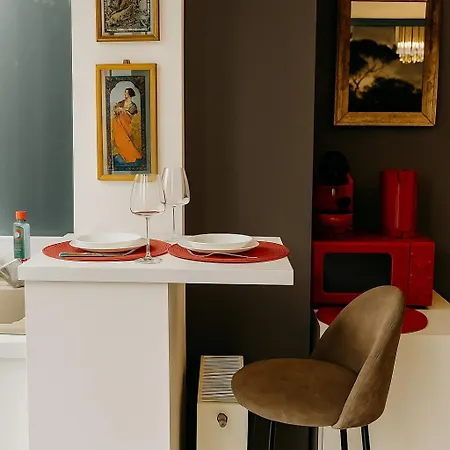 Golden Glow - Elegant Retreat In Lejlighed Bukarest