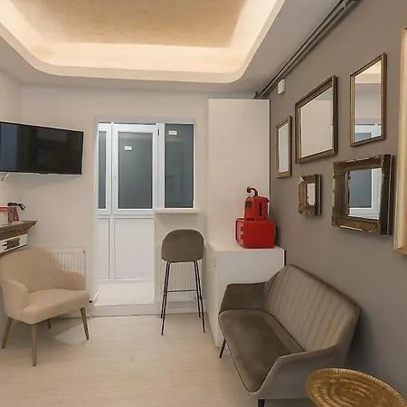 Golden Glow - Elegant Retreat In Boekarest