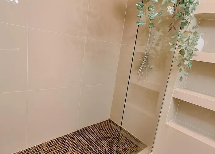 Golden Glow - Elegant Retreat In 아파트 *