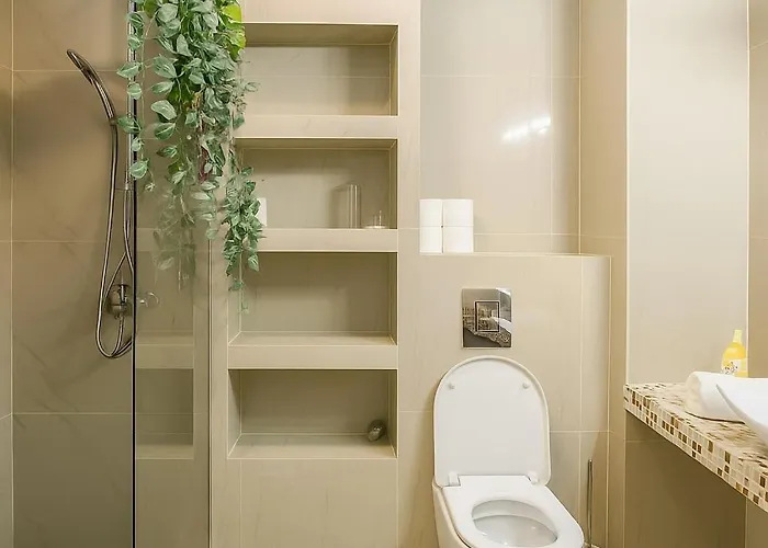 Golden Glow - Elegant Retreat In