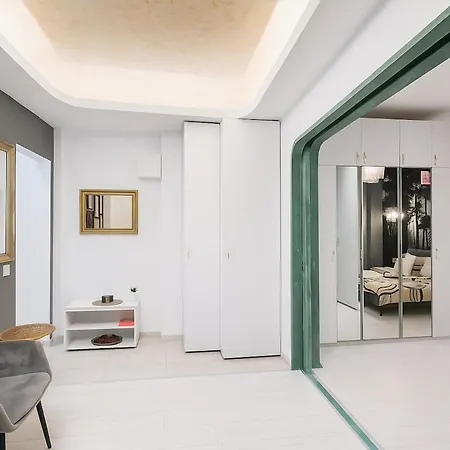Golden Glow - Elegant Retreat In Appartement