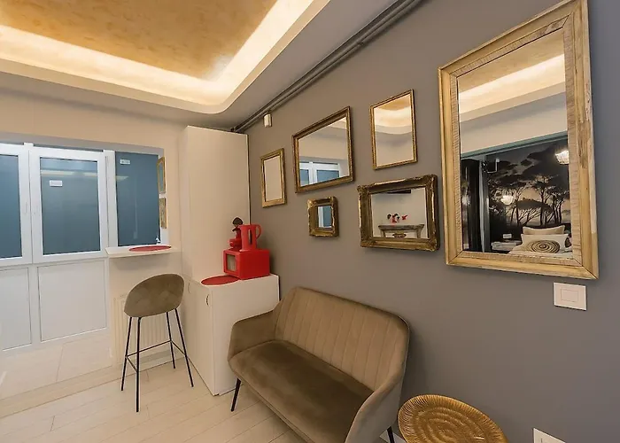Golden Glow - Elegant Retreat In Apartament
